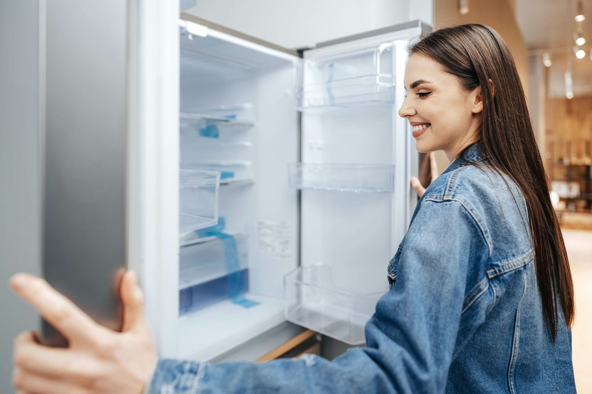 Mujer revisando su refrigerador